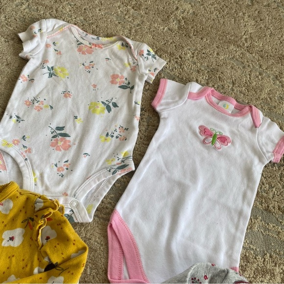 Carter’s 3 Month Baby Girl Bundle of Onesies Floral Cotton Snap Closure - Picture 4 of 7